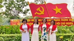 Người dân nô nức ra đường chào mừng ngày Quốc khánh 2.9