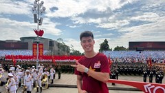 Cầu thủ Duy Mạnh và những bước chân tự hào trên Quảng trường Ba Đình