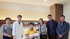Lãnh đạo LĐBĐVN thăm tuyển thủ futsal U19 Đoàn Tuấn Phong sau phẫu thuật