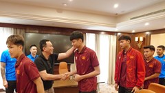 Chủ tịch LĐBĐ Việt Nam Trần Quốc Tuấn động viên U17 Việt Nam trước trận tứ kết châu Á