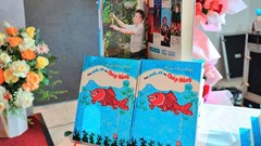 Cuộc phiêu du của Chép Hồng và bản thể lưu động của nước