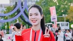 Thanh Thúy và Quang Kiệt cầm cờ Đoàn Thể thao Việt Nam tại ASIAD 20