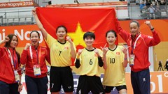 Bộ trưởng Bộ VHTTDL Lâm Thị Phương Thanh chúc mừng chiếc HCV của cầu mây