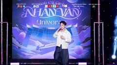 Vương Bình bất ngờ xuống xe giao lưu cùng người hâm mộ sau đêm diễn