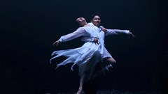 Khánh Thi - Phan Hiển khoe vũ đạo trong MV mới của Lệ Quyên