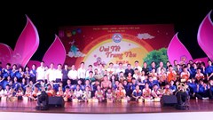 Nghệ sĩ Xuân Bắc và Tự Long vui Trung thu với trẻ em vùng lũ Sơn Tây