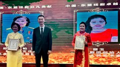 NSND Lệ Ngọc được trao Giải thưởng cống hiến tại Liên hoan Sân khấu Trung Quốc – ASEAN 