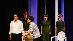 Vở kịch “Đoạn kết”: Cuộc giằng co giữa công lý và ân tình