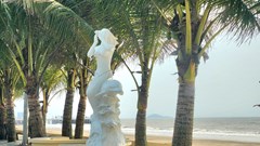 Xuất hiện nhiều bức tượng lạ dọc bờ biển 