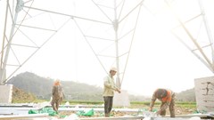 Công nhân thi công đường dây 500kV xuyên lễ giữa nắng nóng
