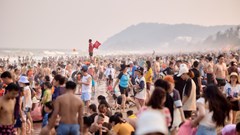 Bãi biển Sầm Sơn ken cứng du khách giải nhiệt