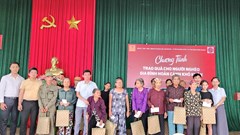 Báo Văn Hoá tặng quà cho người nghèo ở Thanh Hoá
