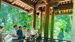 Đoàn cán bộ Văn phòng Bộ Thông tin, Văn hóa và Du lịch Lào dâng hương tại Khu Di tích quốc gia đặc biệt Lam Kinh