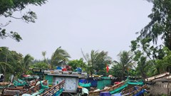 Thanh Hoá bắt đầu mưa lớn, đường phố, bãi biển vắng tanh trước giờ bão số 3 đổ bộ