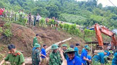 Xúc động hình ảnh chiến sĩ Công an giúp dân sau bão số 3