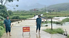 Nhiều ngầm tràn ngập sâu trong nước gây ách tắc giao thông