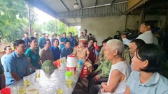 Thăm hỏi gia đình nạn nhân bị tử vong do lũ cuốn