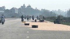 Ngang nhiên chiếm đường phơi ruốc biển gây mất an toàn giao thông