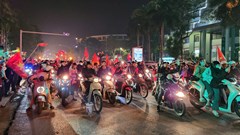 Hàng vạn người dân Thanh Hoá đổ ra đường ăn mừng chiến thắng