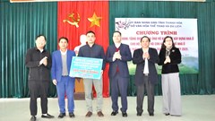 Trao kinh phí hỗ trợ xây dựng nhà và tặng quà Tết cho hộ nghèo, học sinh vượt khó