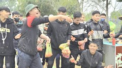 Phiên chợ ném cà chua có một không hai ở xứ Thanh 