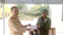 Cảnh sát giao thông Thanh Hoá góp tiền hỗ trợ người dân gặp khó khăn trên đường về quê 