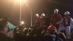 Ứng cứu 2 thuyền viên gặp nạn trên biển Nghi Sơn