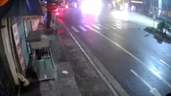 Xe máy tông vào tường rào UBND huyện, 2 thanh niên tử vong tại chỗ