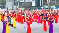 Hơn 1.600 phụ nữ xứ Thanh đồng diễn dân vũ với áo dài 