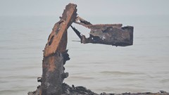 Hệ thống hàng rào chắn dọc bờ biển Sầm Sơn bị gỉ sét, gãy đổ