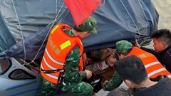 Cứu hộ ngư dân gặp nạn trên biển