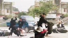 Kinh hoàng nam thanh niên bị chém xối xả giữa đường phố