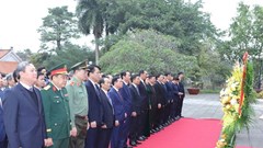 Dâng hương tưởng niệm Chủ tịch Hồ Chí Minh, Mẹ Việt Nam Anh hùng và các Anh hùng liệt sĩ 