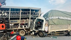 Tông vào đuôi xe tải trên cao tốc, tài xế và phụ xe tử vong trong cabin