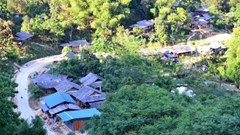 “Khổ cũng phải cho con đến trường” – câu chuyện đời từ rừng sâu Tà Cóm