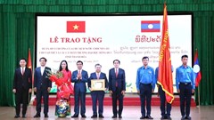 Trường ĐH Hồng Đức đón nhận Huân chương của Chủ tịch nước Lào