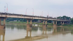 Công an kịp thời ngăn chặn một phụ nữ có ý định nhảy cầu tự tử