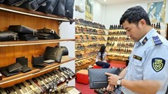 Đột kích cửa hàng thời trang giữa trung tâm TP Thanh Hóa, phát hiện hàng trăm sản phẩm giả Gucci, Dior, Louis Vuitton