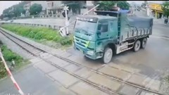 Tài xế ô tô bị xử phạt vì vượt đèn đỏ, làm gãy cần chắn đường sắt