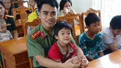 Những đôi mắt thơ ngây giữa hành trình được chở che