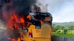 Xe khách cháy ngùn ngụt trên cao tốc Mai Sơn – QL45 