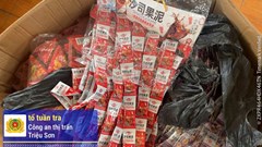 Phát hiện gần 400kg bánh kẹo, chân gà không hóa đơn trong kho hàng ở Thanh Hóa
