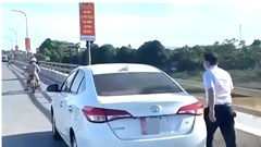 Dừng xe giữa cầu để “thả phóng sinh”, người đàn ông bị phạt 13,5 triệu đồng