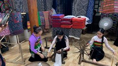 Ươm mầm bản sắc trên ghế nhà trường