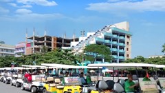 Sầm Sơn “cứu” xe điện du lịch bằng biển báo tốc độ 30km/h