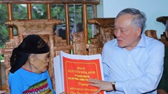 Phó Thủ tướng Thường trực Nguyễn Hòa Bình thăm, tặng quà người có công tại Thanh Hóa