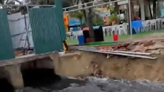 Lý do nước đen tràn ra biển Sầm Sơn