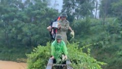 Vượt lũ đến nhà sản phụ, hỗ trợ sinh con an toàn giữa lúc đường bị chia cắt