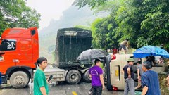 Va chạm xe đầu kéo, xe khách chở đoàn du lịch bị lật ở Tuyên Quang