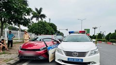 Ma men lái ô tô bỏ chạy rồi đâm vào xe CSGT ở Thái Nguyên